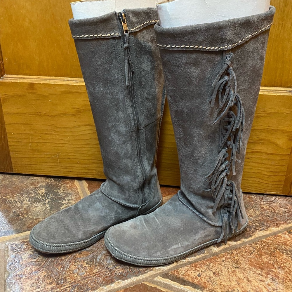 Like new! UGG W Mammoth Moccasin fringe Charcoal Gray suede knee high zip boots